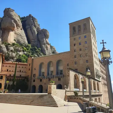 La façana de la basílica i la seva escalinata des de la plaça