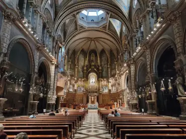 L’interior de la basílica en tota la seva llargada cap a l’absis