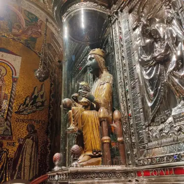 La Moreneta, la Mare de Déu negra, a la seva fornícula de plata sobre la basílica