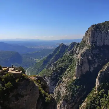 Els cingles caient des de la carretera del monestir fins a la vall