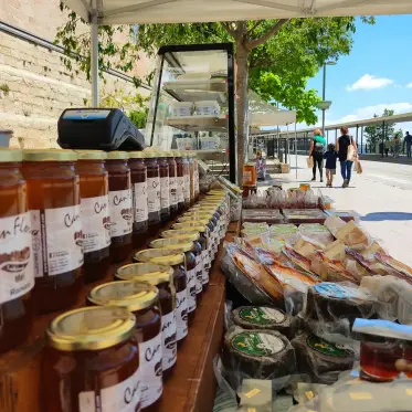 Pots de mel i conserves a les parades de pagesos vora el monestir