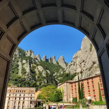 El massís emmarcat en un dels arcs de pedra del monestir