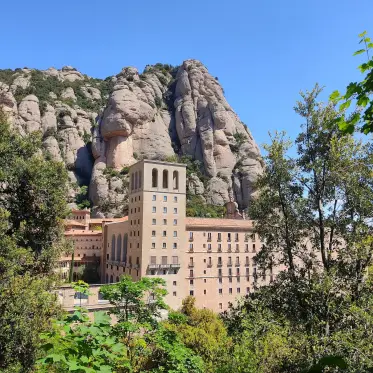 El monestir arrecerat sota els cims de roca grisa