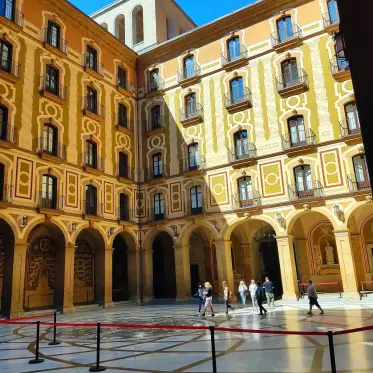 La façana pintada del pati principal del monestir