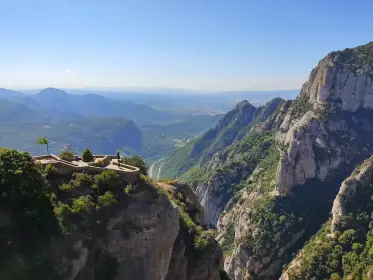La vall baixant des de la carena cap a la llunyania blava