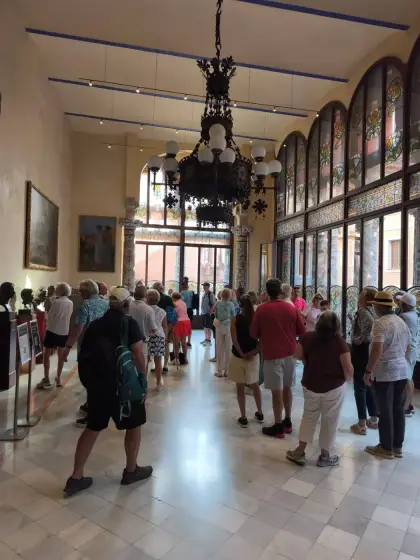 Visitants reunint-se al vestíbul del Palau abans de la visita