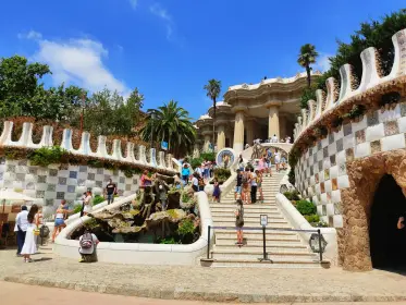 La escalinata monumental que sube entre los pabellones a la sala hipóstila