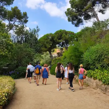 Visitantes por un camino ajardinado en las laderas altas del parque