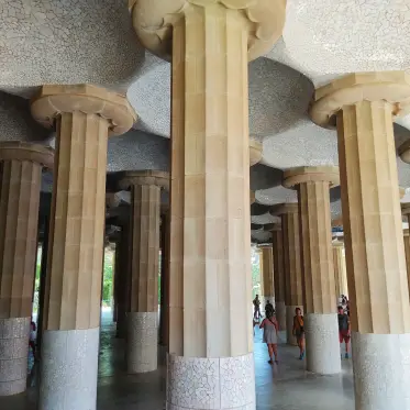 Las columnas dóricas de la sala hipóstila bajo la plaza