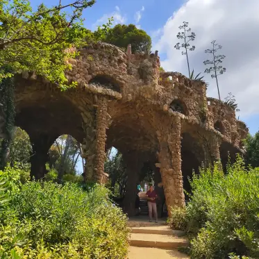 Uno de los viaductos de piedra del parque, con columnas inclinadas como troncos