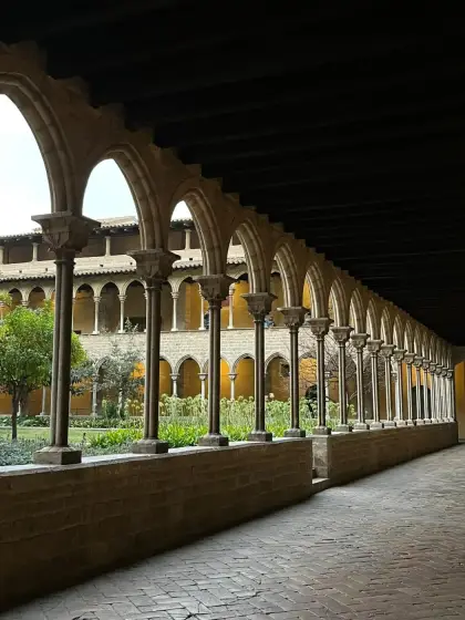 La galeria voltada que recorre tot el claustre