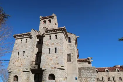 Una torre de pedra emmerletada al recinte del monestir