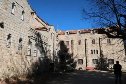 Un pati tranquil dins el recinte del monestir