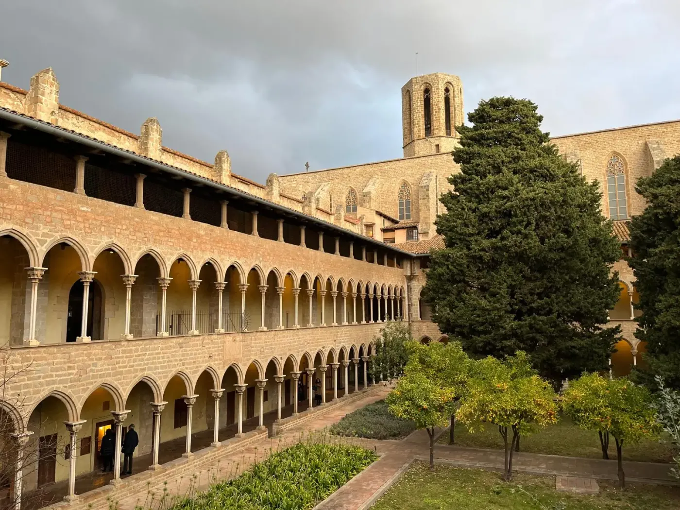 El claustro gótico de tres pisos del Monasterio de Pedralbes