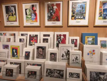 Làmines emmarcades i postals de l’obra de Picasso a la botiga del museu