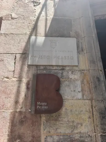 El rètol del Museu Picasso al mur de pedra del seu palau medieval