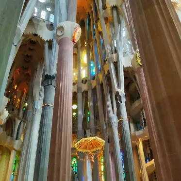 El baldaquí suspès sobre l’altar entre les columnes de la nau