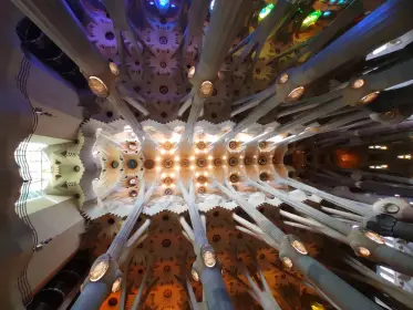 La volta del creuer il·luminada des del cimbori