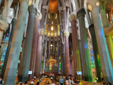 La nau en tota la seva llargada cap a l’altar i el seu baldaquí