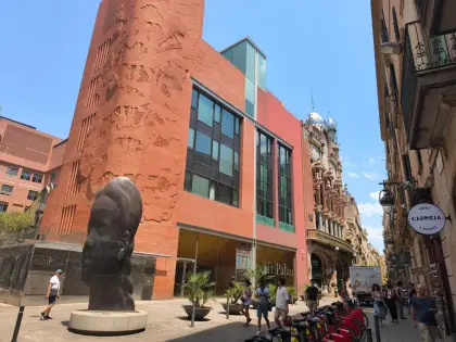 La ampliación de ladrillo del Palau de la Música, con una gran cabeza de bronce en la esquina