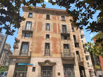 Una fachada desgastada de Sant Pere, con sus antiguos esgrafiados aún visibles