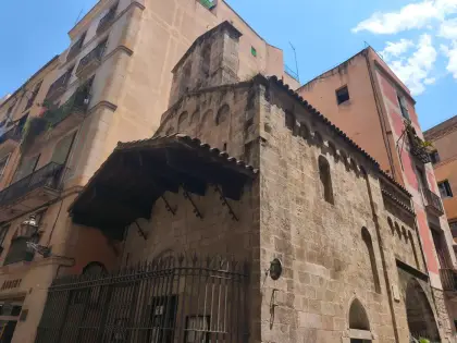 Un edificio medieval de piedra con amplios aleros de madera