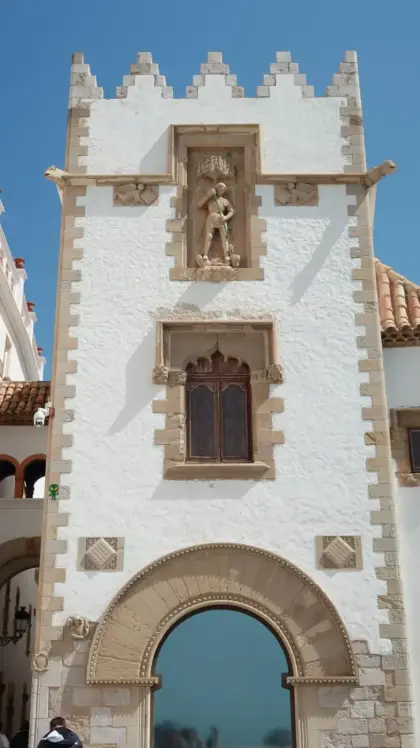 La torre blanca emmerletada de la casa-museu Cau Ferrat