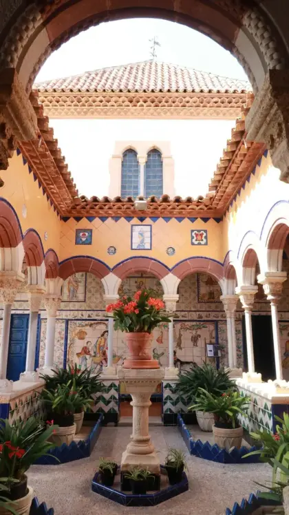 El pati de rajoles del Palau Maricel, amb testos sota arcs pintats
