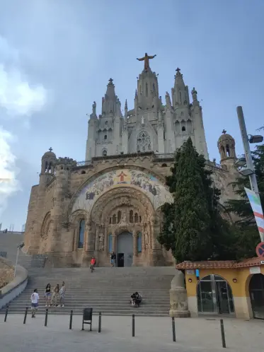 La façana i l’escalinata del temple del Sagrat Cor