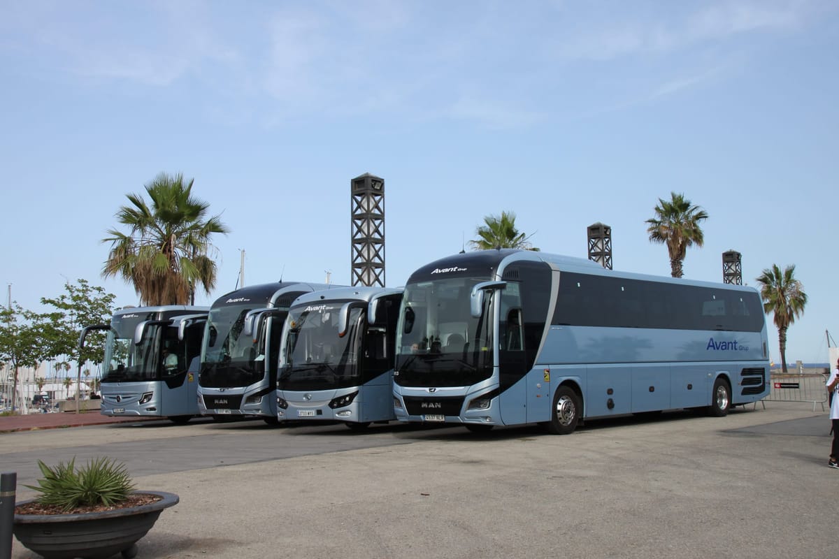 Flota d’autocars privats preparada per al transport de grups