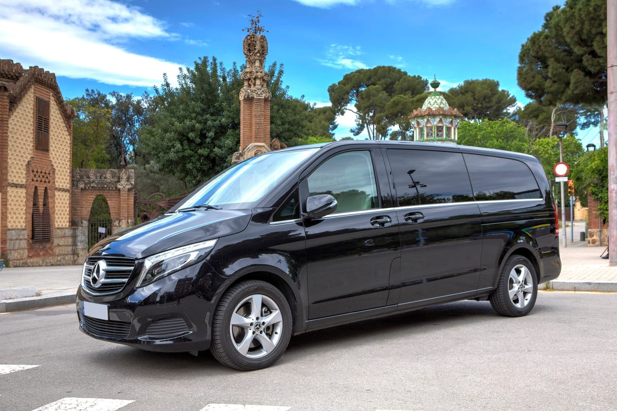 Furgoneta Mercedes-Benz privada preparada per a un trasllat a Barcelona