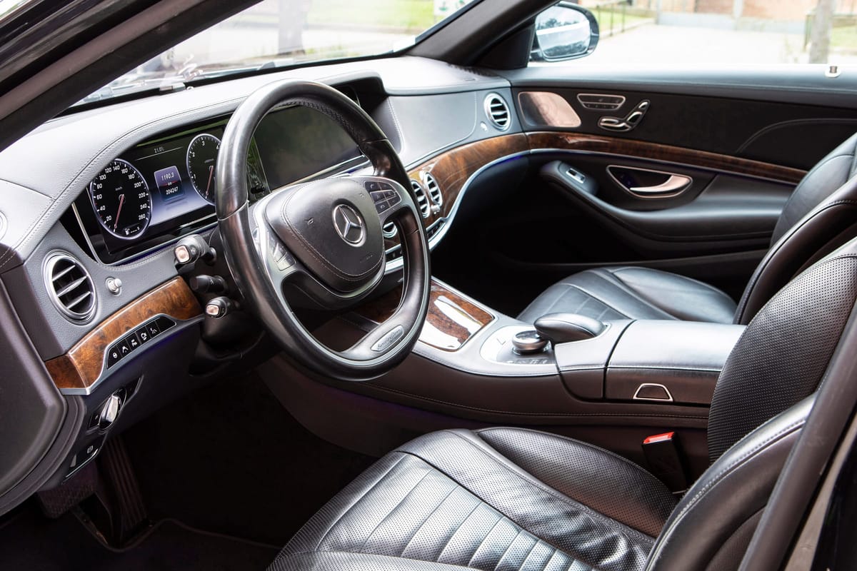Lloc de conducció d’una berlina Mercedes-Benz privada